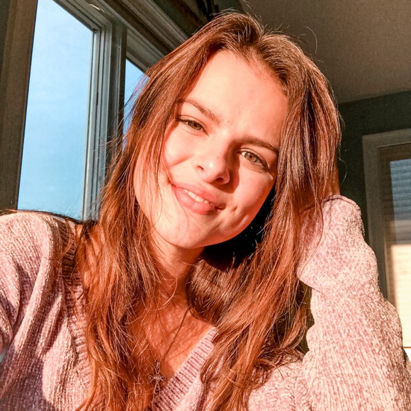 Meet your Posher, Claudia - Picture 1 of 1